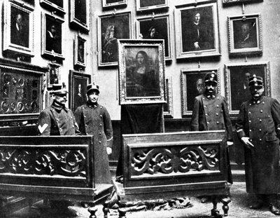 La Mona Lisa con guardias en el museo Uffizi en Florencia, la pintura recién encontrada después de su robo en el museo del Louvre por un pintor italiano Vincenzo Peruggia el 21 de agosto de 1911 de Unknown